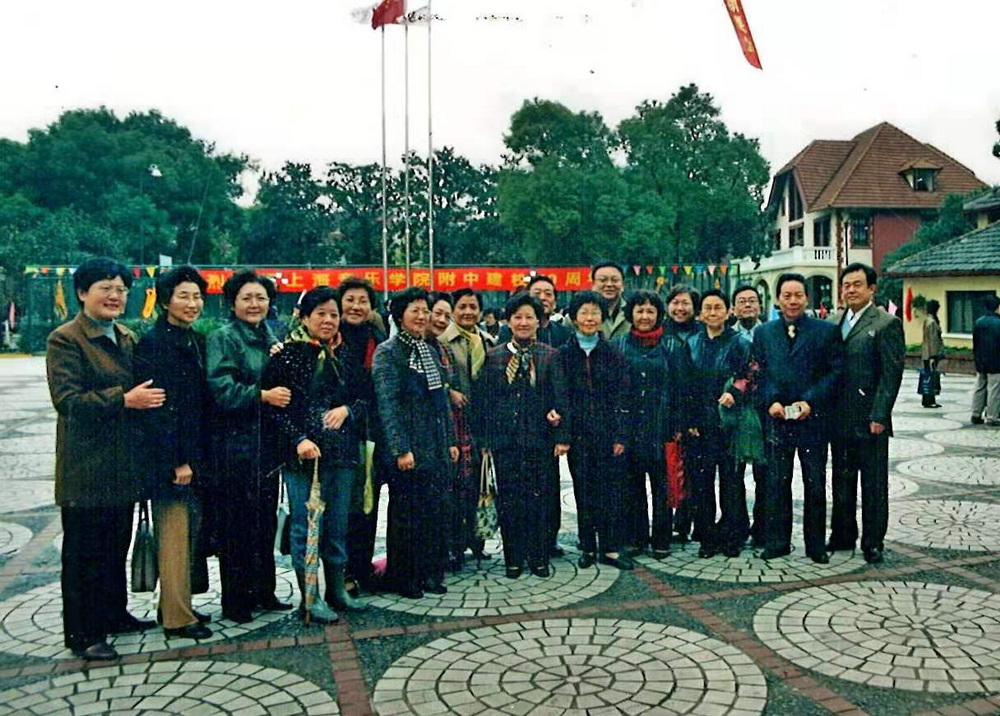 1967届部分学生相聚在母校五十周年留影