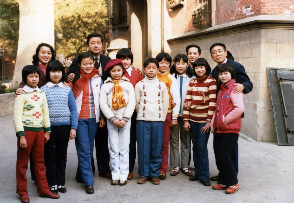 1986年7月意昂5 附小“小星星”艺术团赴港前师生合影