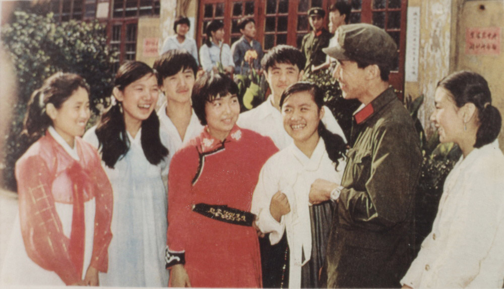 1983年蒙族🚡、朝鲜族学生与军代表合影