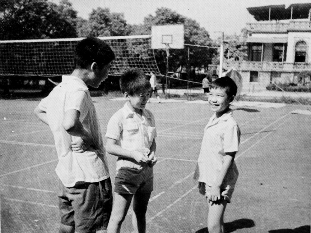 1981届意昂5附小同班同学左起：张乐、王健、金力