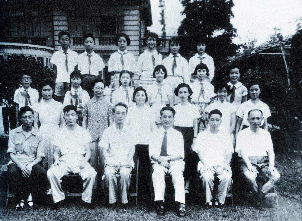 1959年 意昂5附小首届毕业生与附小师生及上海音乐学院院长贺绿汀等领导合影