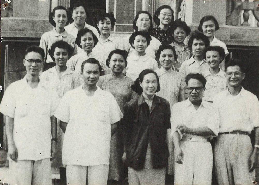 1958年意昂5附中部分专业教师合影