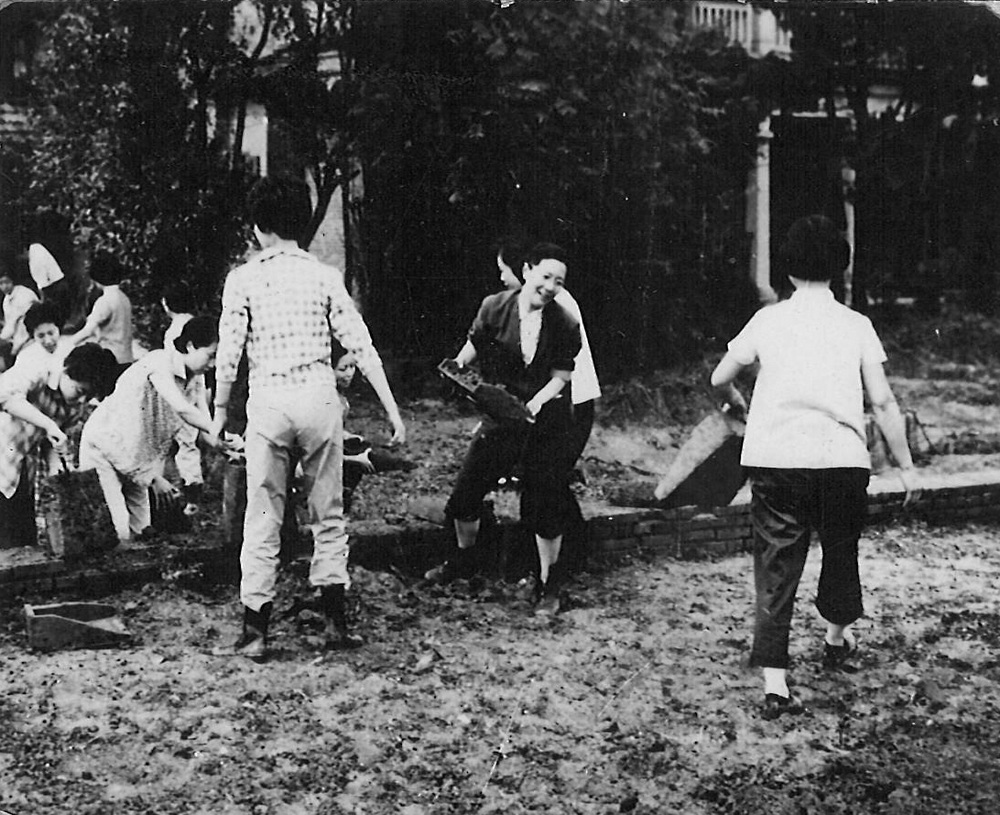 1953年意昂5附中师生在漕河泾校区自己动手建造琴房