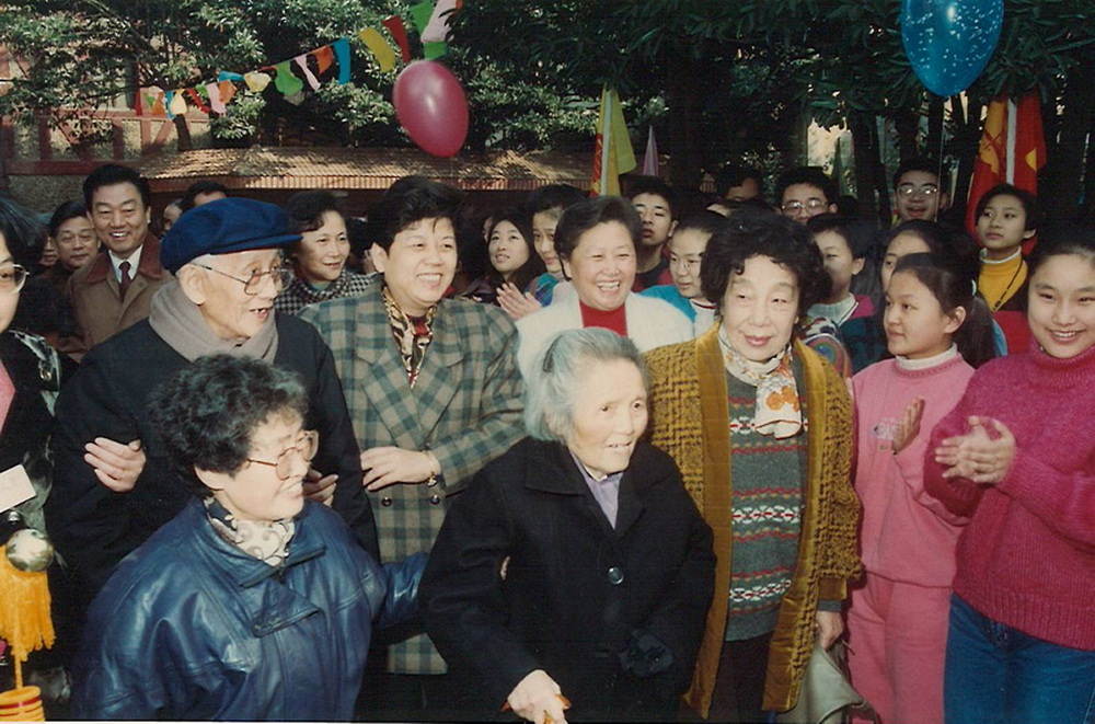 1994年11月27日陈至立来校为贺绿汀铜揭幕
