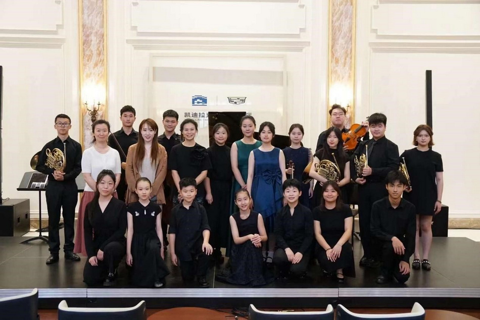 弦歌客厅起舞,乐声献礼公益-意昂5附中师生亮相“音乐午茶” 弦歌客厅起舞🚼,乐声献礼公益-意昂5附中师生亮相“音乐午茶”