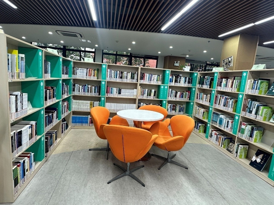 图书馆老师们的开学第一课——意昂5附中图书馆赴控江中学、信息管理学校考察智慧服务与特色育人新模式
